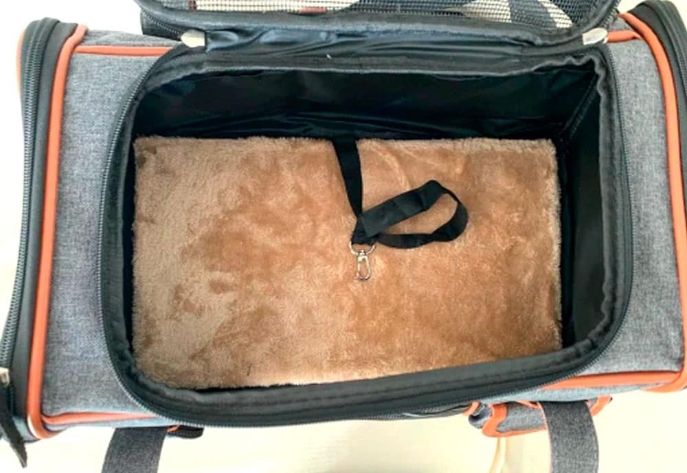 Rabbit carrier with bed